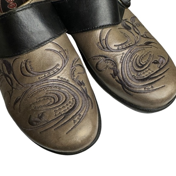 Klogs Leather mules clogs embroidered scroll floral boho slip resistant shoes 6 - Picture 7 of 11